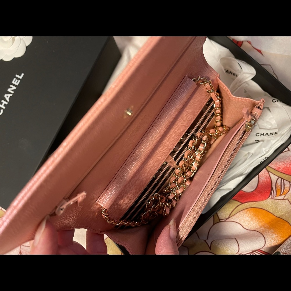 🚫🚫SOLD🚫🚫Chanel 19s iridescent pink WOC - Picture 7 of 7